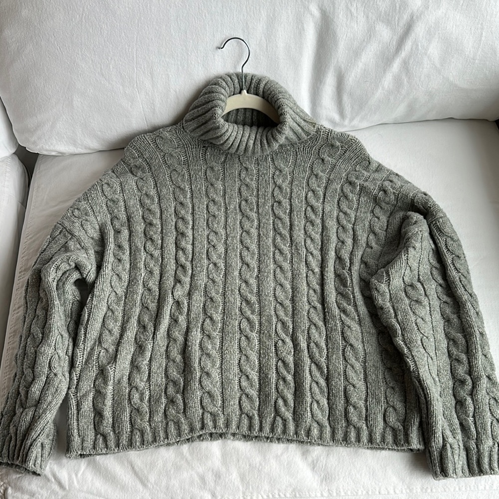 Abercrombie & Fitch Gray Cable Knit Sweater